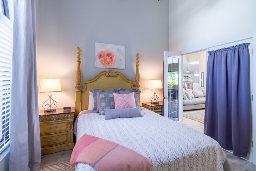 P28 Luxury 4 bedroom, single family home with pool and dock in Key