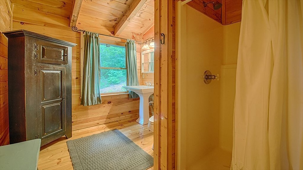 Room, 10 acres of PRIVACY with Awesome View, Hot Tub, Firepit