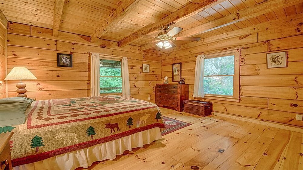 Room, 10 acres of PRIVACY with Awesome View, Hot Tub, Firepit