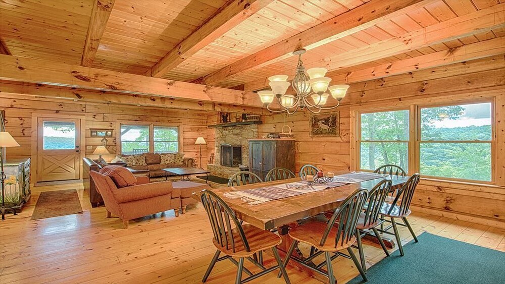 Private kitchen, 10 acres of PRIVACY with Awesome View, Hot Tub, Firepit