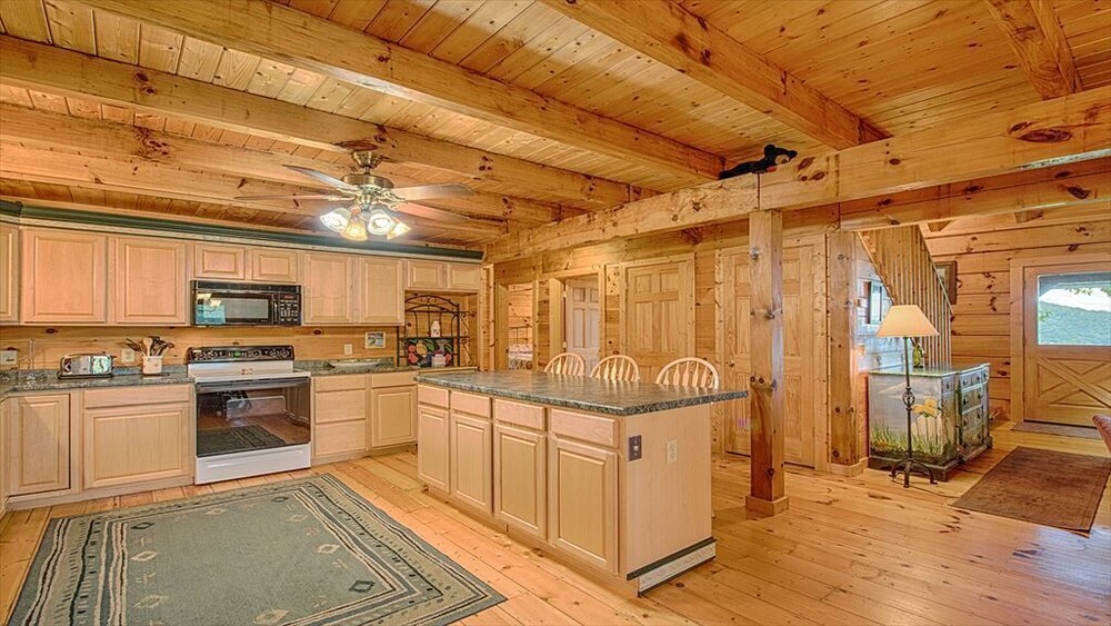 Private kitchen, 10 acres of PRIVACY with Awesome View, Hot Tub, Firepit