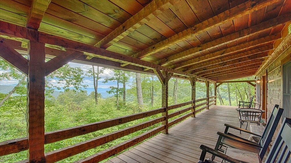 , 10 acres of PRIVACY with Awesome View, Hot Tub, Firepit