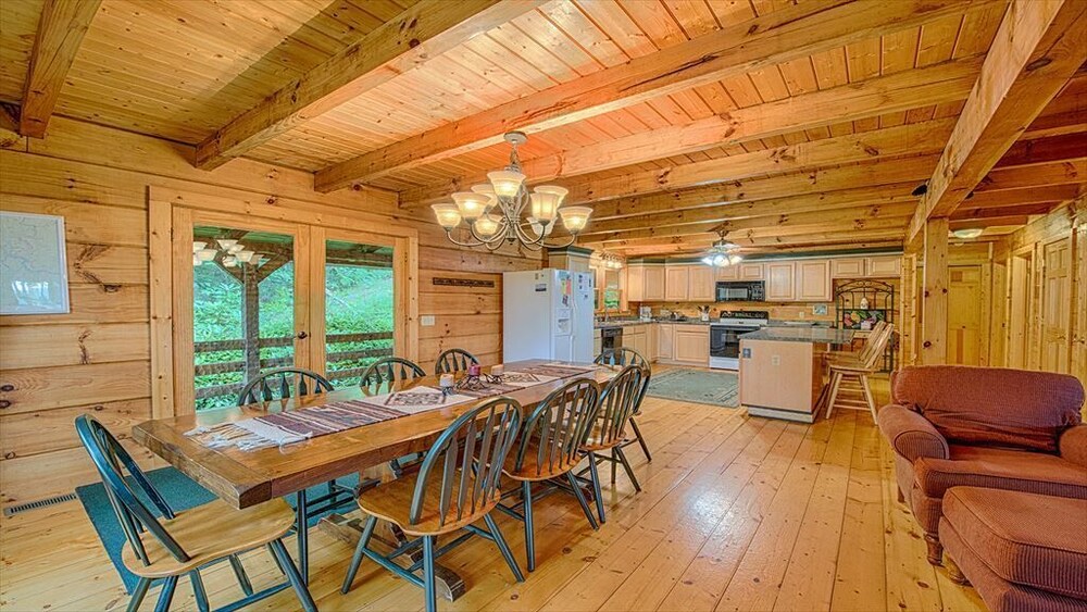 Private kitchen, 10 acres of PRIVACY with Awesome View, Hot Tub, Firepit