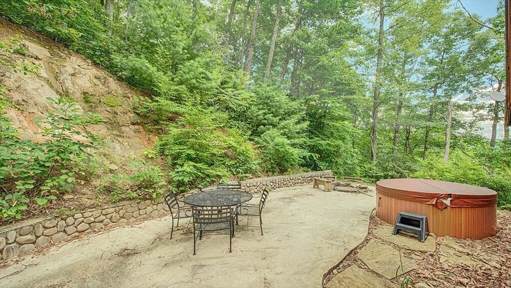 10 acres of PRIVACY with Awesome View, Hot Tub, Firepit