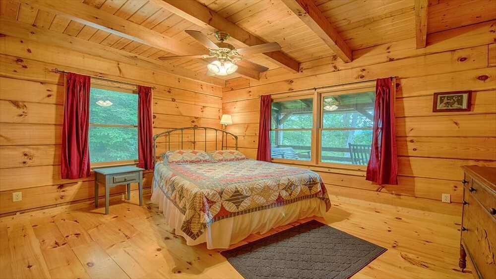 Room, 10 acres of PRIVACY with Awesome View, Hot Tub, Firepit