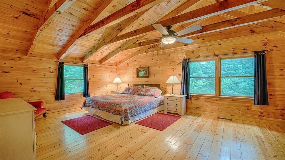 Room, 10 acres of PRIVACY with Awesome View, Hot Tub, Firepit