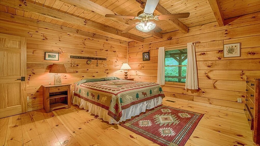 Room, 10 acres of PRIVACY with Awesome View, Hot Tub, Firepit