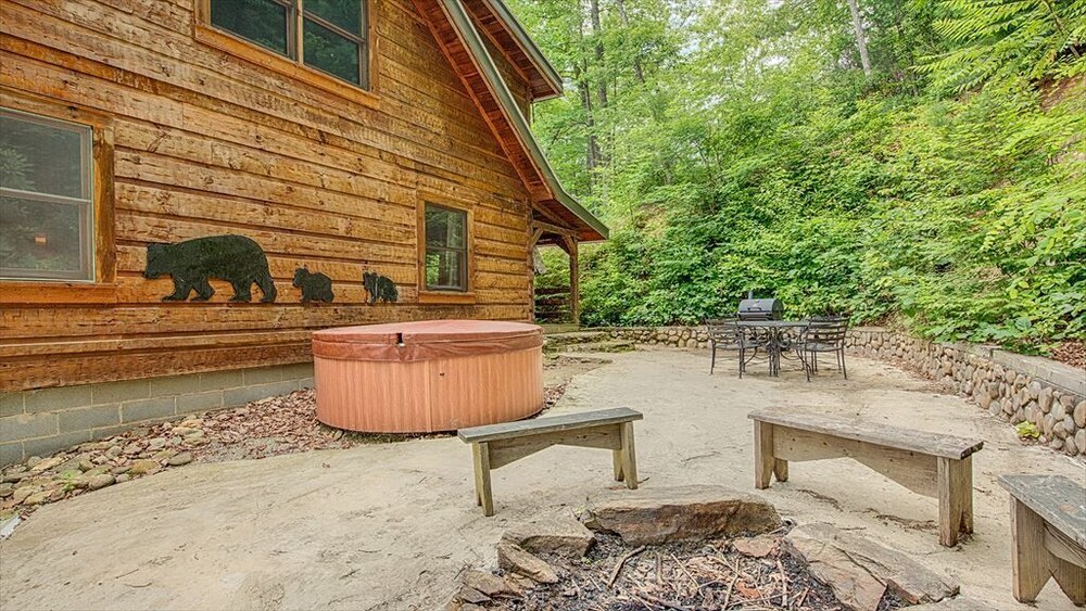 10 acres of PRIVACY with Awesome View, Hot Tub, Firepit