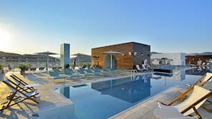 2 outdoor pools, pool loungers
