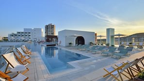 2 outdoor pools, pool loungers