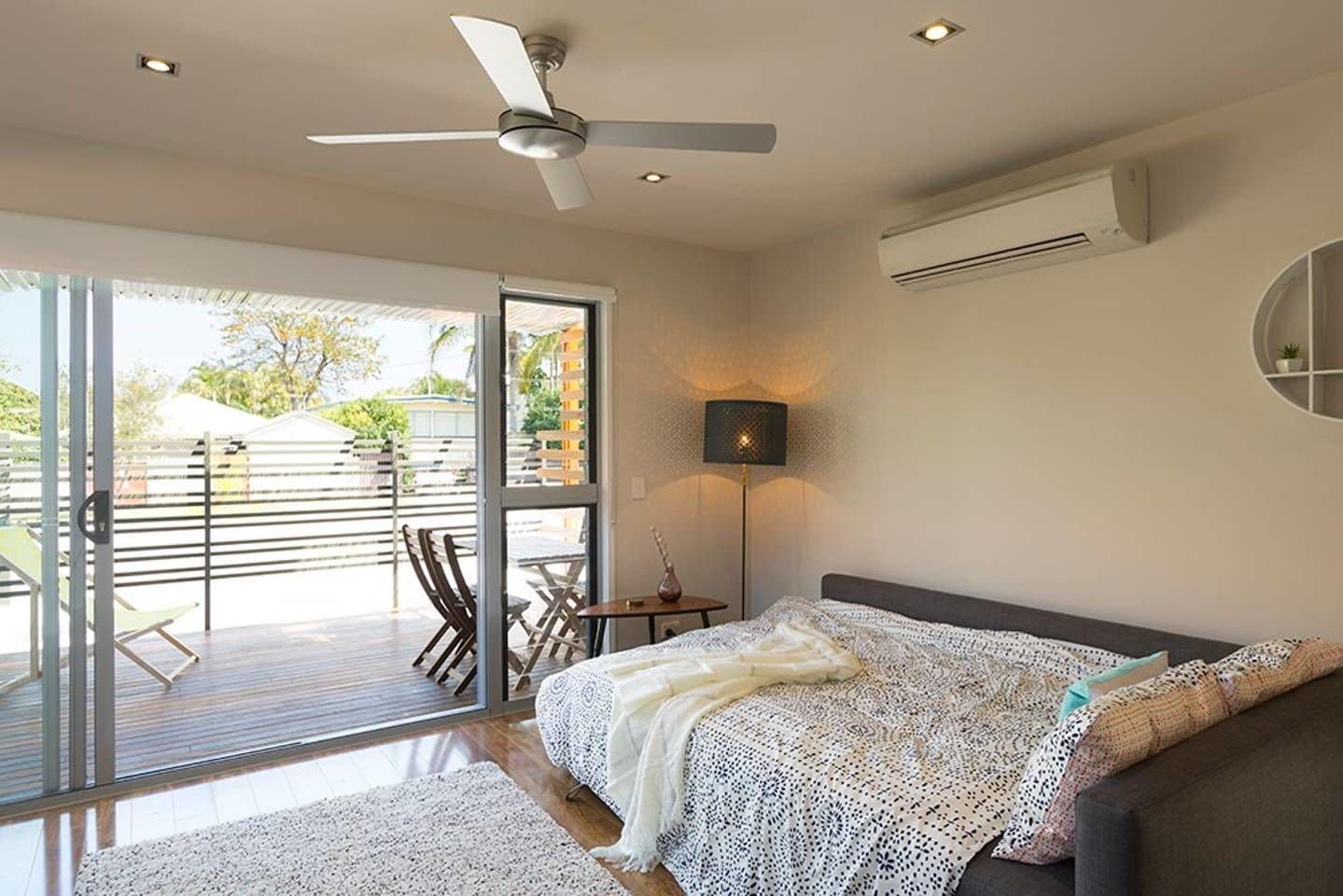 New Designer Home + Parking + Close to Airport