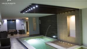 Una piscina cubierta