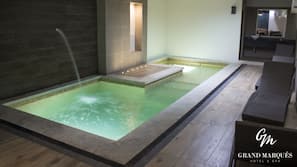 Una piscina cubierta