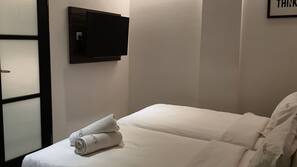 In-room safe, desk, free WiFi