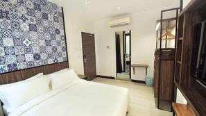 In-room safe, desk, free WiFi