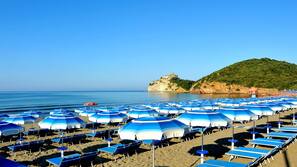 Spiaggia privata nelle vicinanze, lettini da mare, ombrelloni