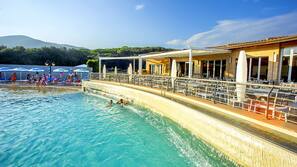 Piscina stagionale all'aperto, ombrelloni da piscina, lettini