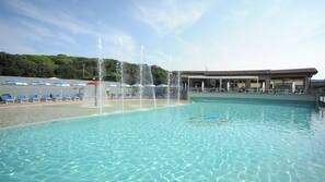 Piscina stagionale all'aperto, ombrelloni da piscina, lettini