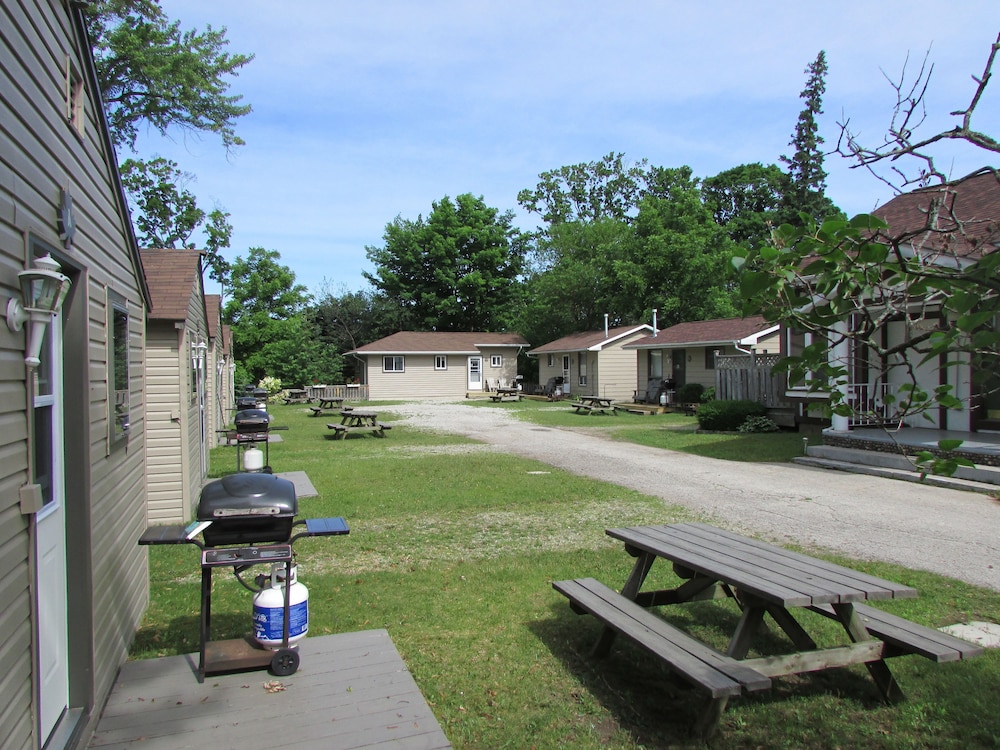 The Maples Cottages In Owen Sound Hotel Rates Reviews On Orbitz