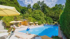Piscine extérieure (ouverte en saison), parasols de plage