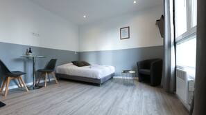 Premium bedding, desk, iron/ironing board, free cots/infant beds
