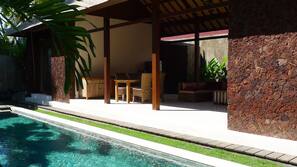 Kolam renang outdoor, dengan cabana gratis dan payung kolam renang