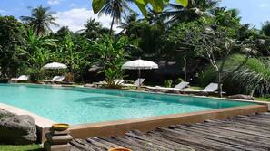 Kolam renang outdoor, dengan cabana gratis dan payung kolam renang