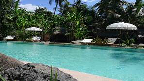Kolam renang outdoor, dengan cabana gratis dan payung kolam renang