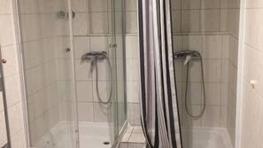Dusche im Bad