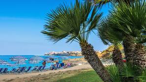 Spiaggia privata, sabbia bianca, lettini da mare, ombrelloni