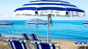 Spiaggia privata, sabbia bianca, lettini da mare, ombrelloni