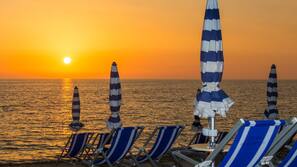 Spiaggia privata, sabbia bianca, lettini da mare, ombrelloni