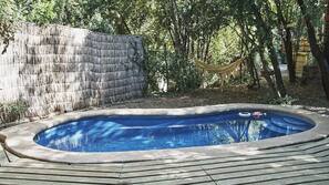 Una piscina al aire libre de temporada