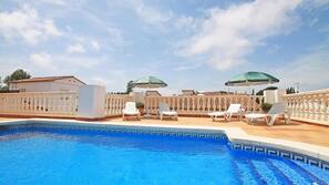 Piscine extérieure, chaises longues