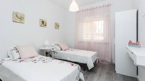 3 bedrooms, iron/ironing board, free cots/infant beds, free WiFi