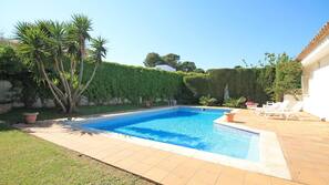 Piscine extérieure, chaises longues