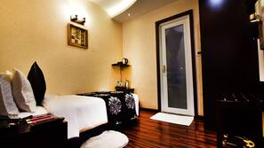 Premium bedding, desk, free WiFi, wheelchair access