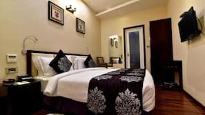 Premium bedding, desk, free WiFi, wheelchair access