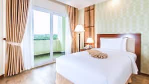 Hypo-allergenic bedding, in-room safe, blackout drapes, free WiFi