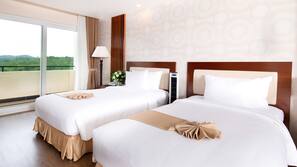 Hypo-allergenic bedding, in-room safe, blackout drapes, free WiFi