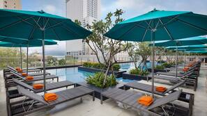 Piscine extérieure, parasols de plage, chaises longues