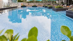 Piscine extérieure, parasols de plage, chaises longues