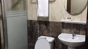 Chuveiro, produtos de toalete grátis, secador de cabelo, chinelos