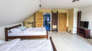 1 bedroom, premium bedding, desk, free WiFi