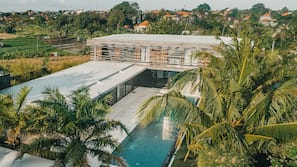 2 outdoor pools