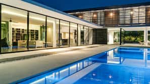 2 outdoor pools