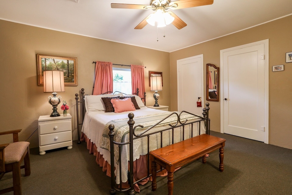 Cozy PetFriendly Retreat with Deck and Fireplace, Walking Distance to Main Street