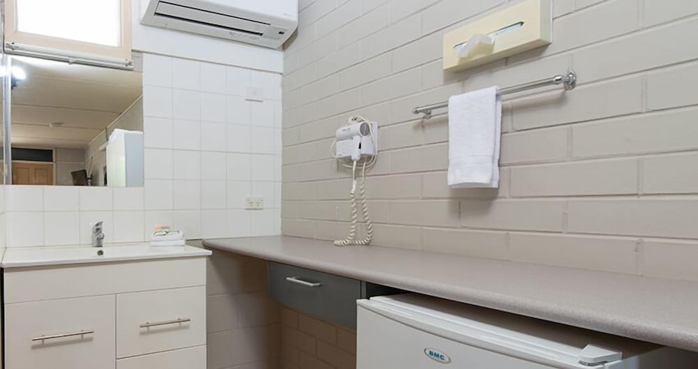 Bathroom, Bridgewater Motel