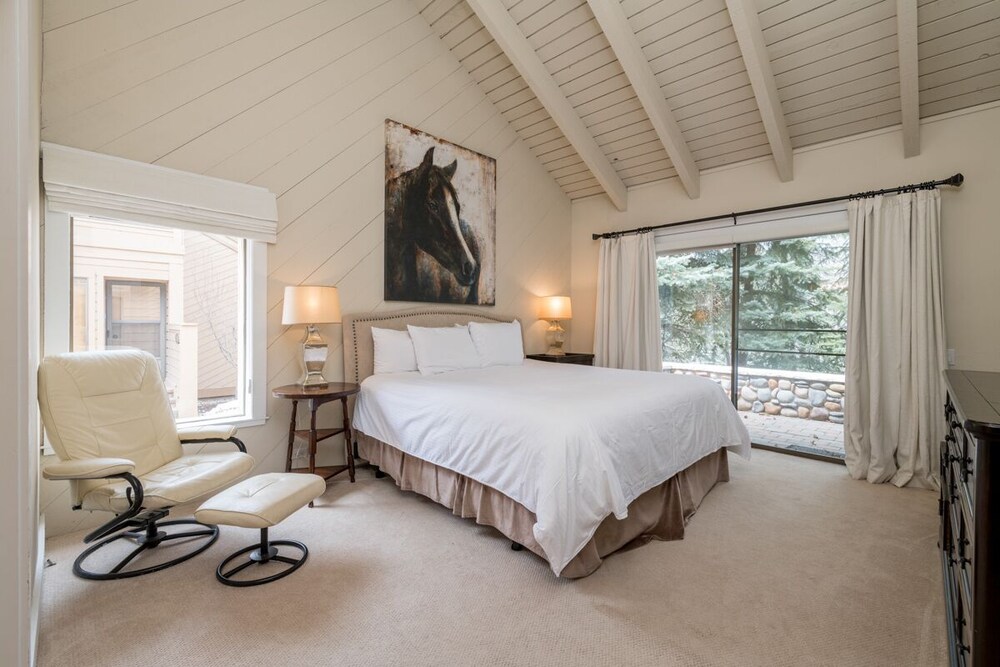 Updated Corner Condo; Close to Dollar Mountain Elkhorn Vrbo