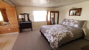 4 bedrooms, iron/ironing board, WiFi, linens
